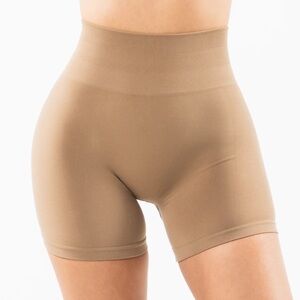 Alphalete Amplify 4.5” shorts - CHAI